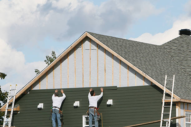 Professional Vinyl Siding technician working in Bloomington, TX